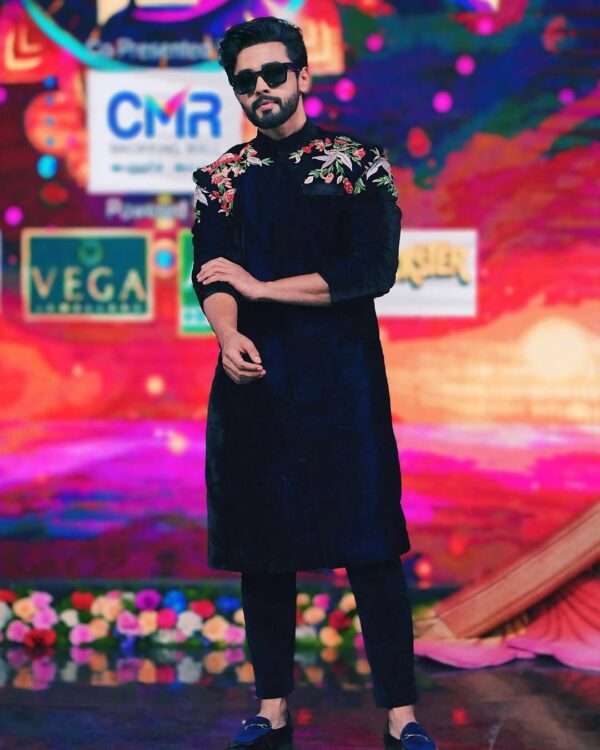 Gowtham In Our Black Kurta with Intricate Floral Embroidery